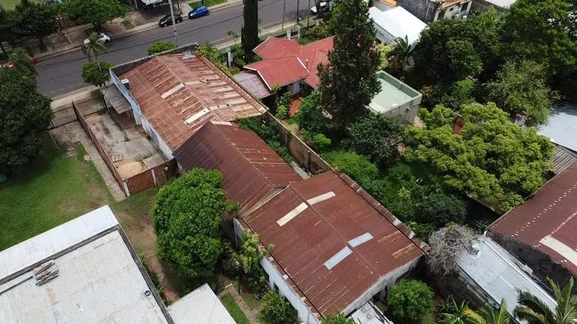 Vista aérea de varias propiedades