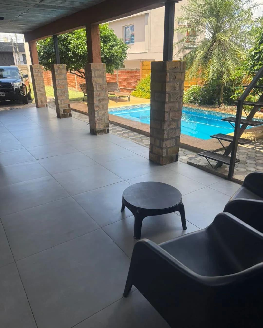 Amplia galería cubierta con piscina