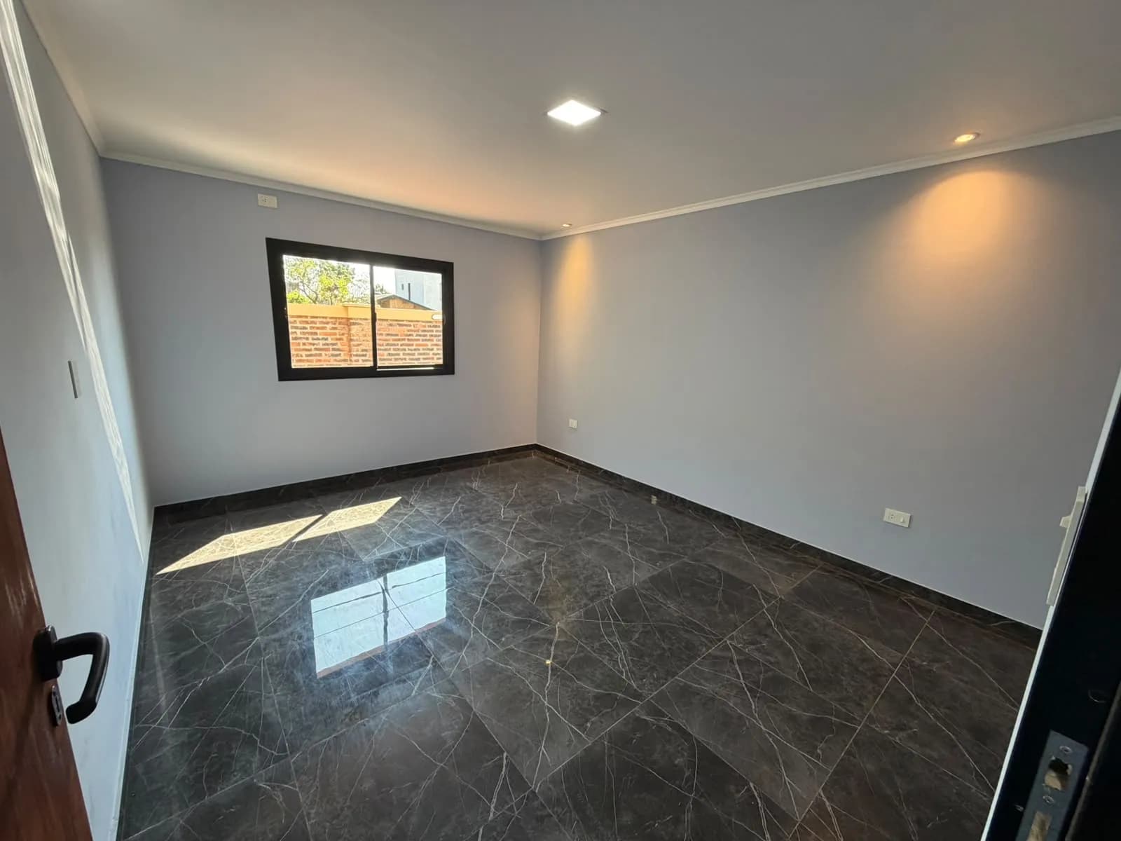 Habitación vacía con piso moderno
