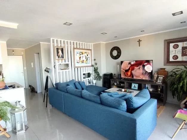 Living moderno con sofá azul