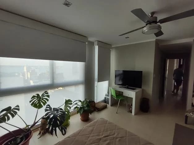 Dormitorio moderno con vista y escritorio