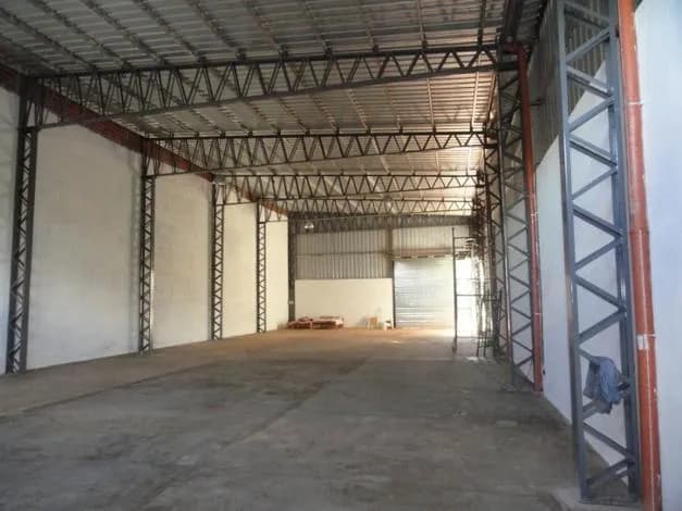Galpón espacioso con estructura metálica