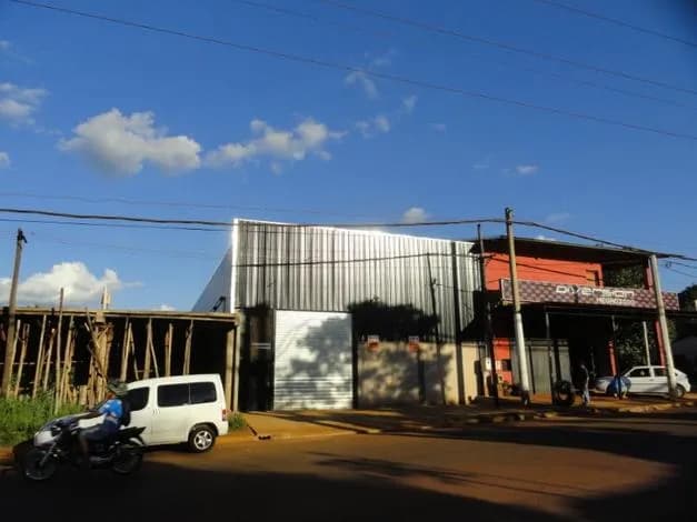 Fachada exterior de galpón comercial