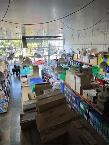 Amplio local comercial con ventanales