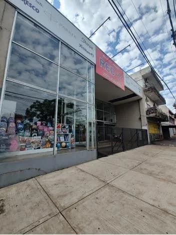 Local comercial con amplios ventanales