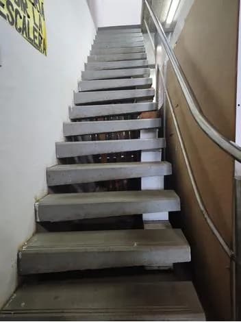 Escalera peligrosa con escalones inclinados
