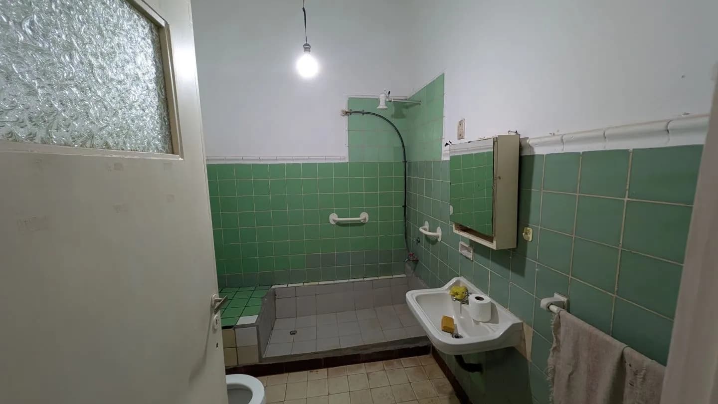 Casa EN VENTA a Refaccionar sobre Av. Tacuarí