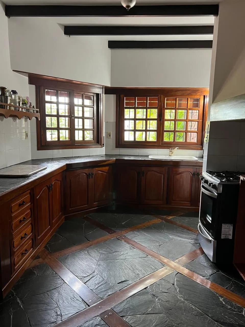 Cocina rústica de madera y piedra