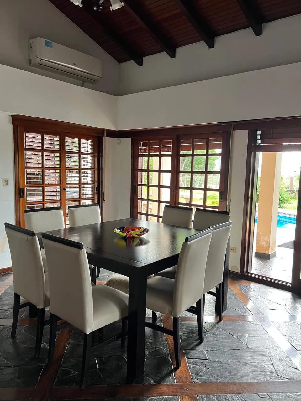 Espacioso comedor con mesa de madera