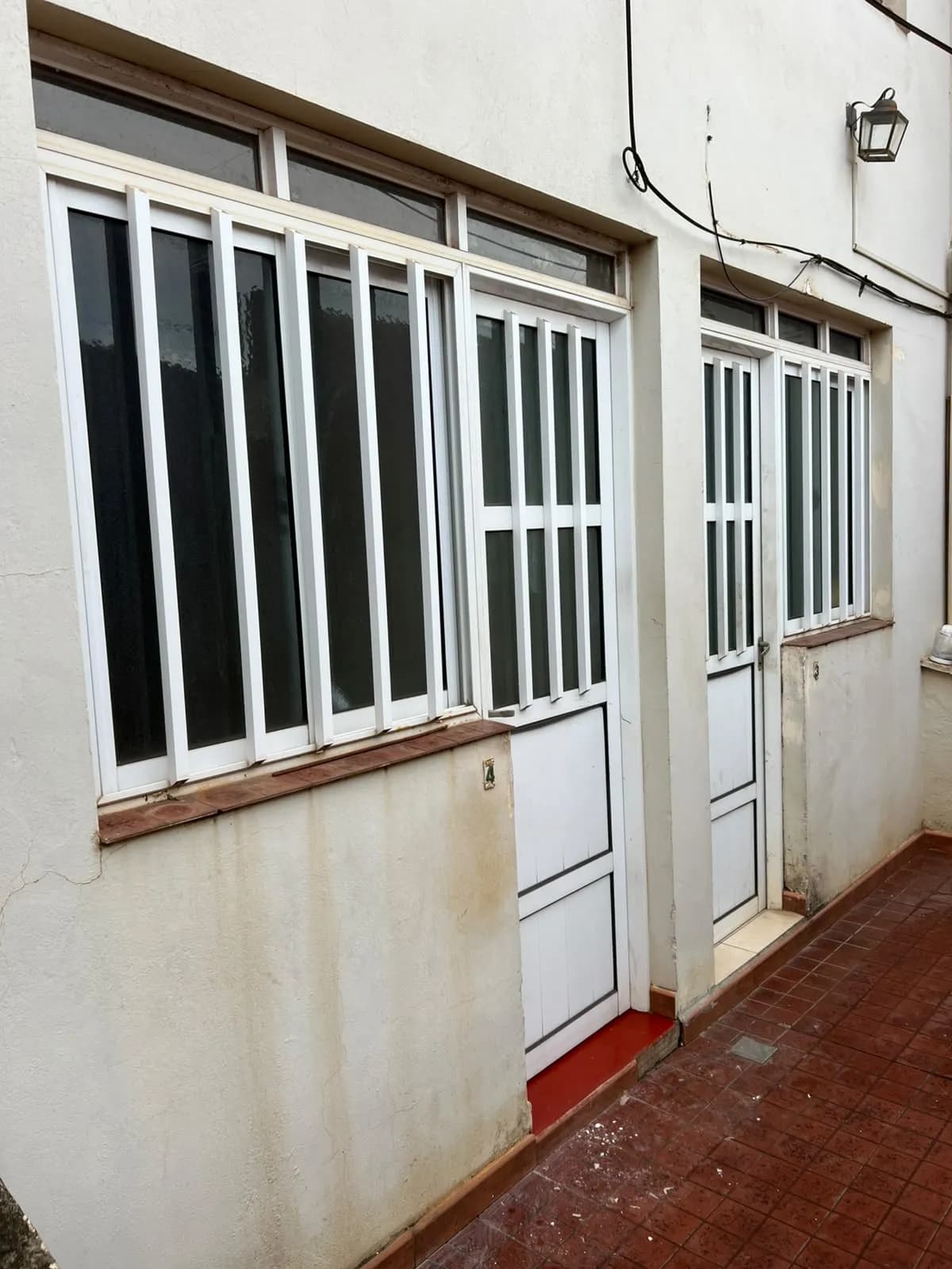 Fachada exterior con rejas blancas