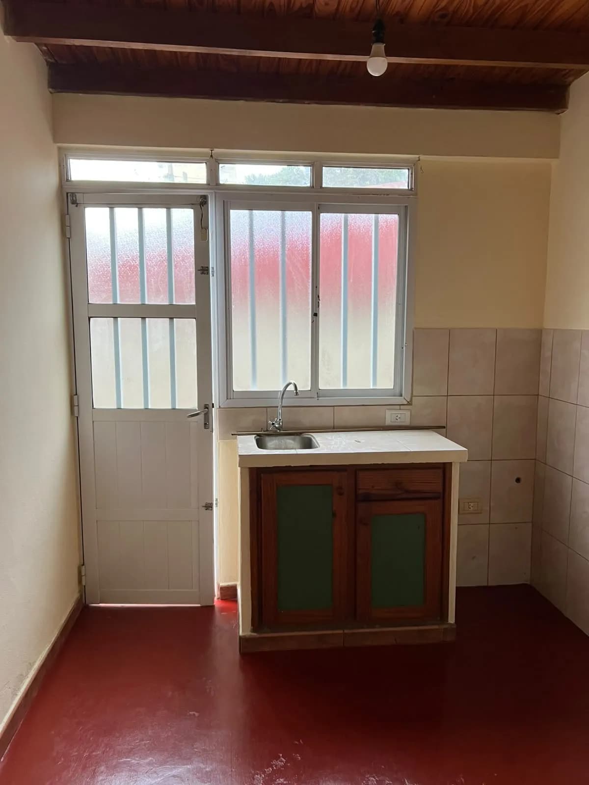 Cocina pequeña con mueble de madera
