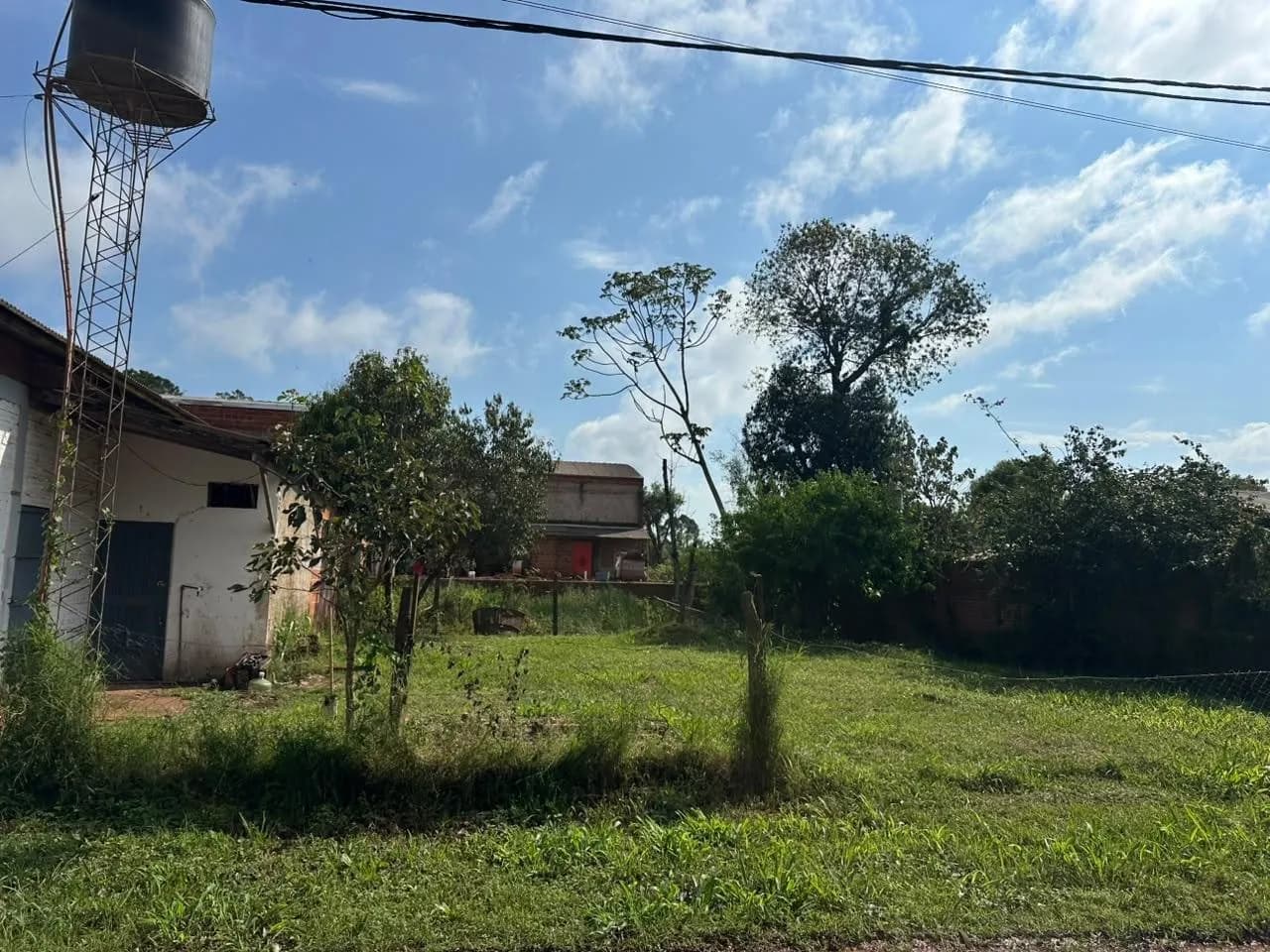Terreno en esquina con Deposito en venta