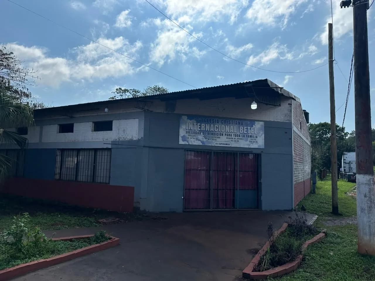 Terreno en esquina con Deposito en venta