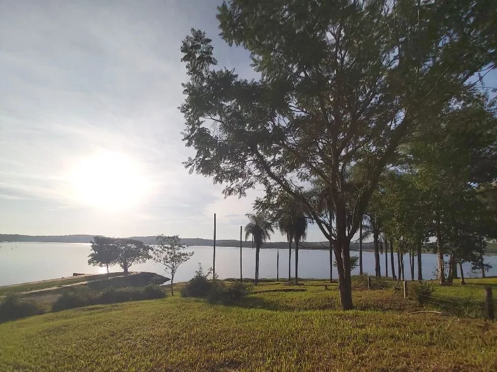 LOTE EN VENTA CON VISTAS UNICAS SOBRE EL AGUA