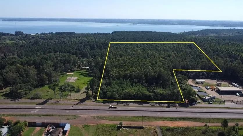 Vista aérea de terreno arbolado delimitado