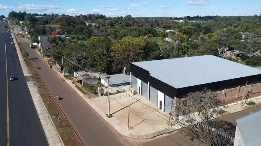 Galpón comercial sobre avenida principal