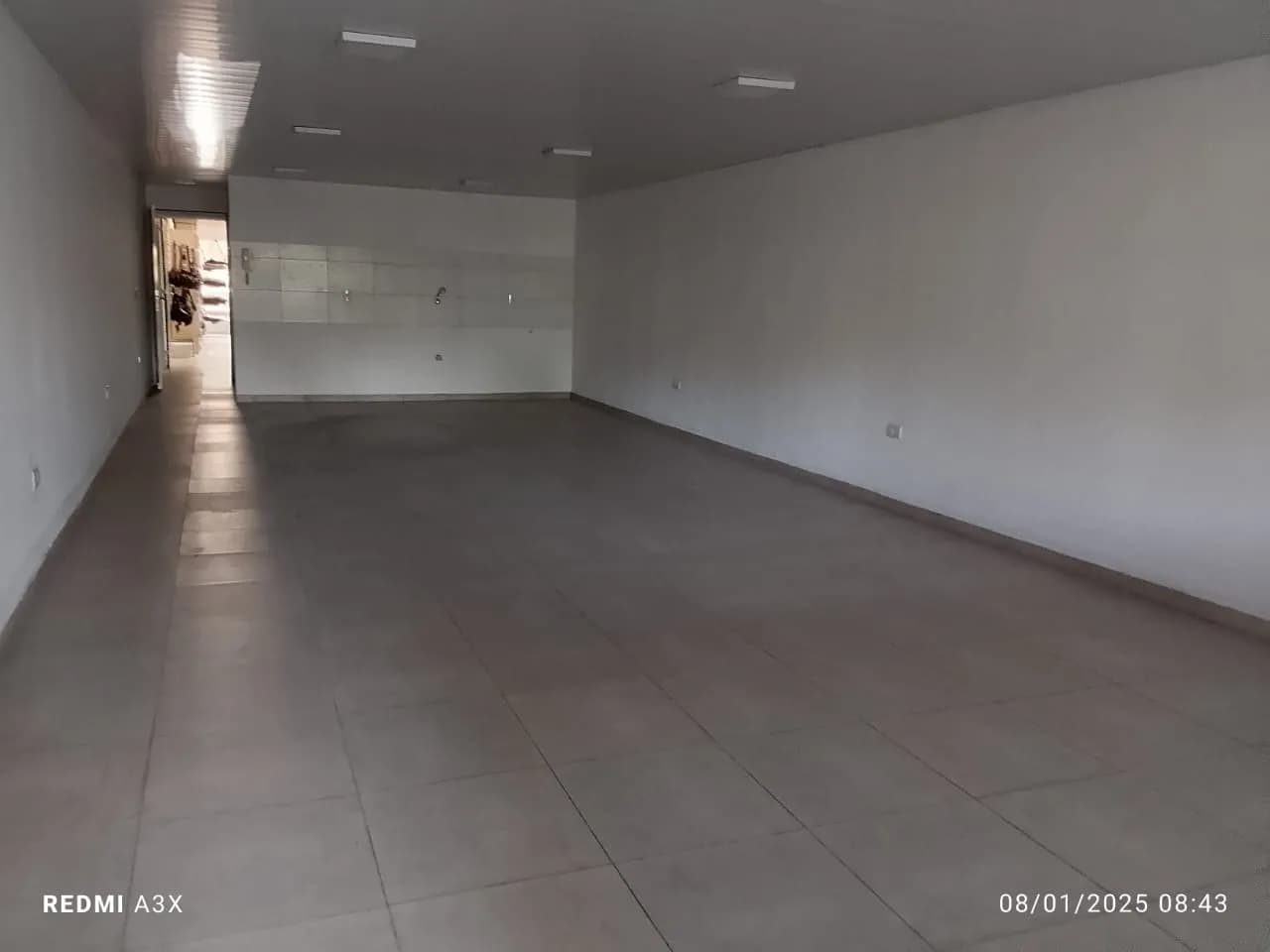 Local comercial amplio y vacío