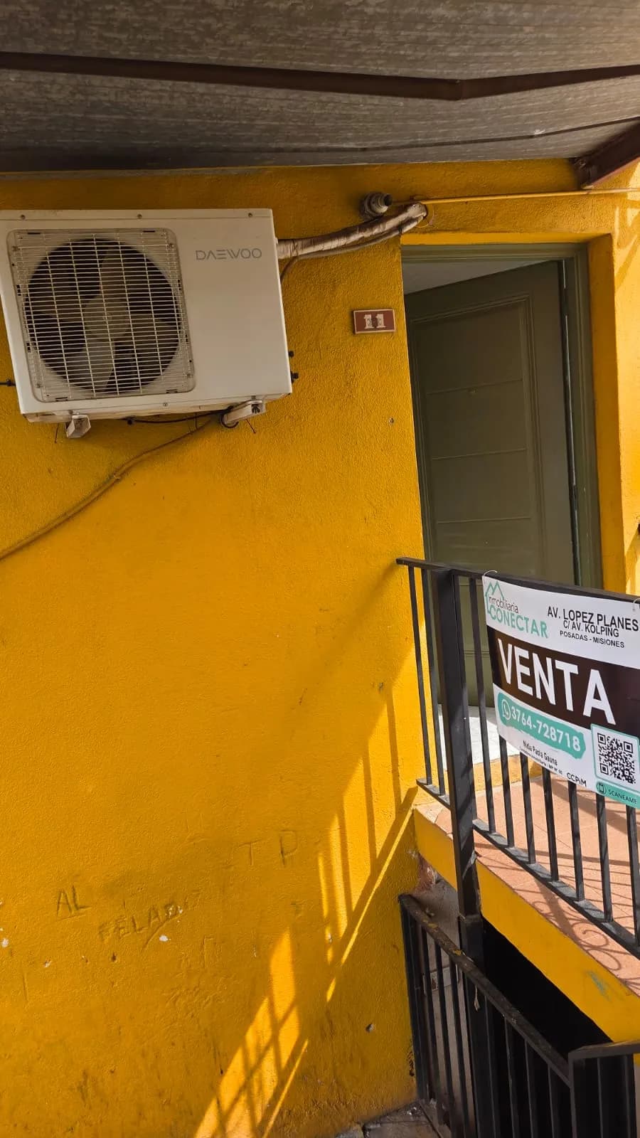 Fachada amarilla de propiedad en venta