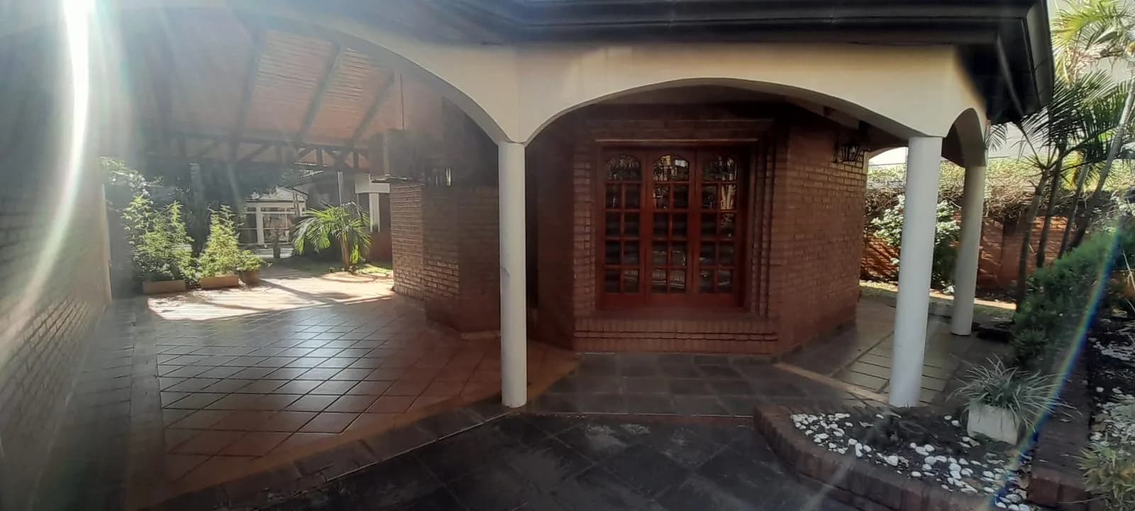 Casa de 3 dormitorios una sola planta en zona centro de Posadas con patio y cocheras