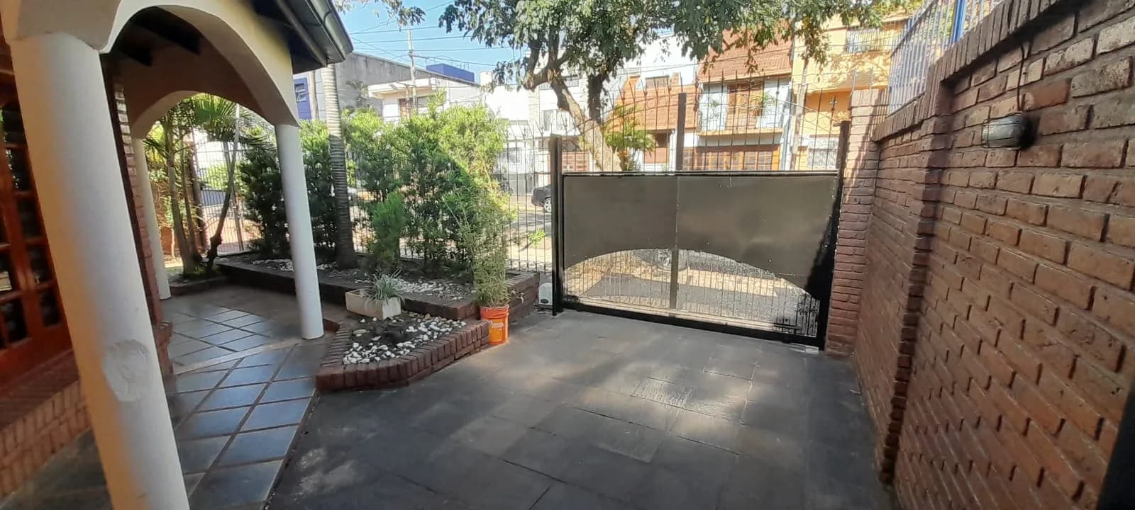 Casa de 3 dormitorios una sola planta en zona centro de Posadas con patio y cocheras