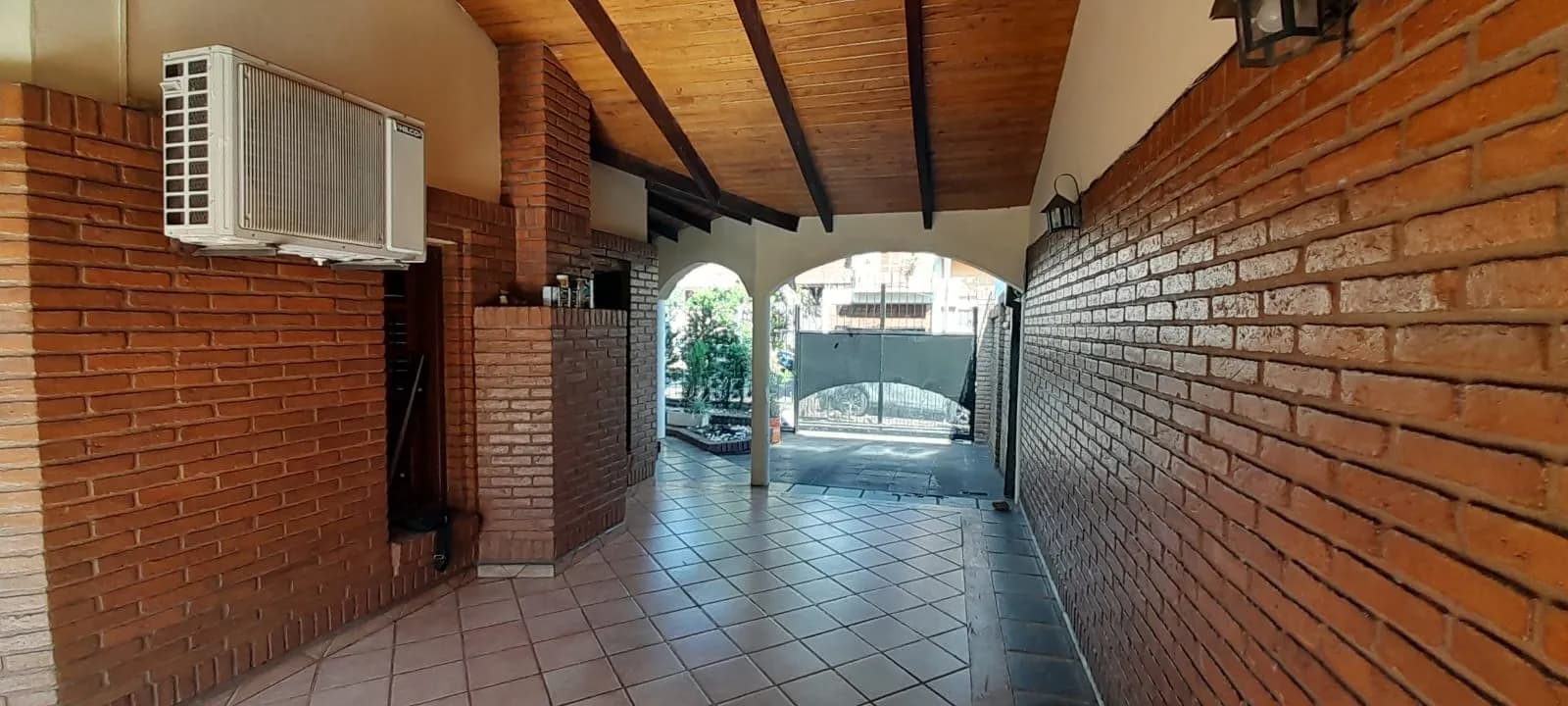 Casa de 3 dormitorios una sola planta en zona centro de Posadas con patio y cocheras