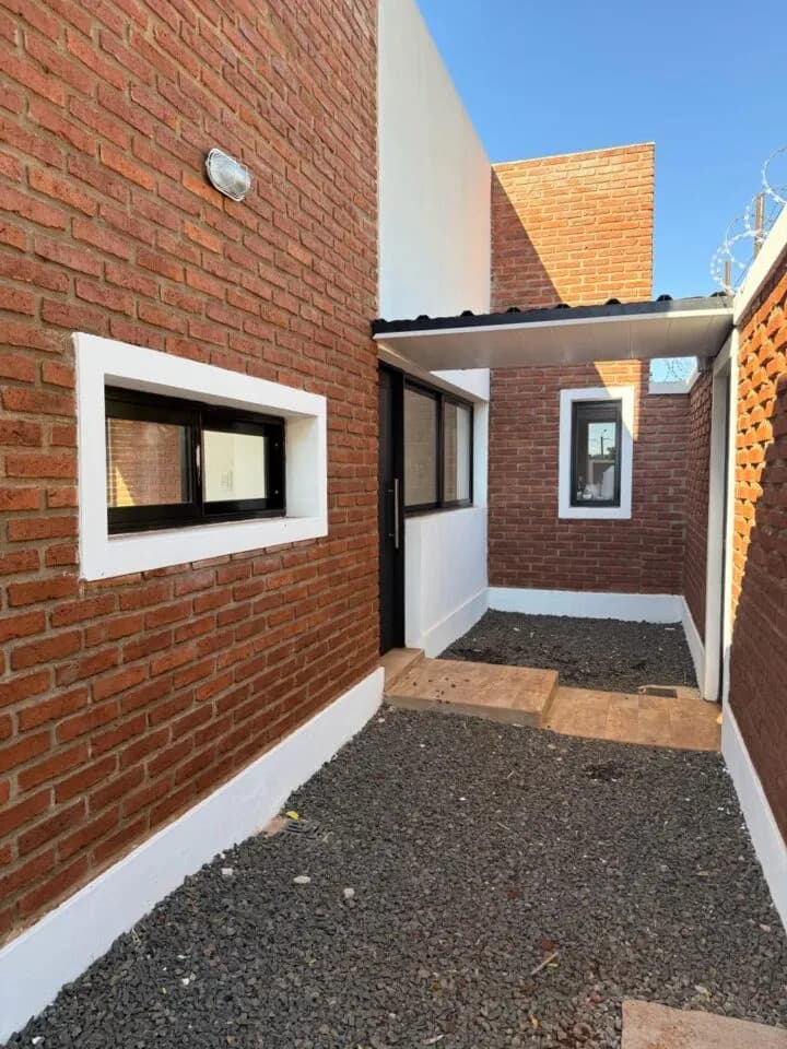 Casa de 3 ambientes en esquina con 2 cocheras a estrenar en Barrio La Viña