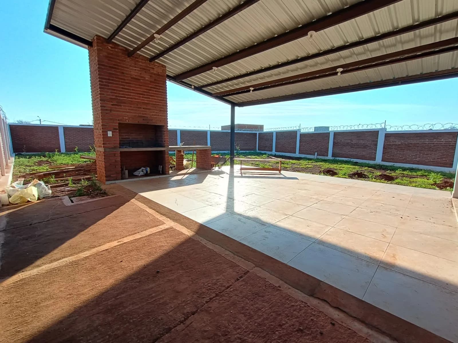 Casa de 3 ambientes en esquina con 2 cocheras a estrenar en Barrio La Viña