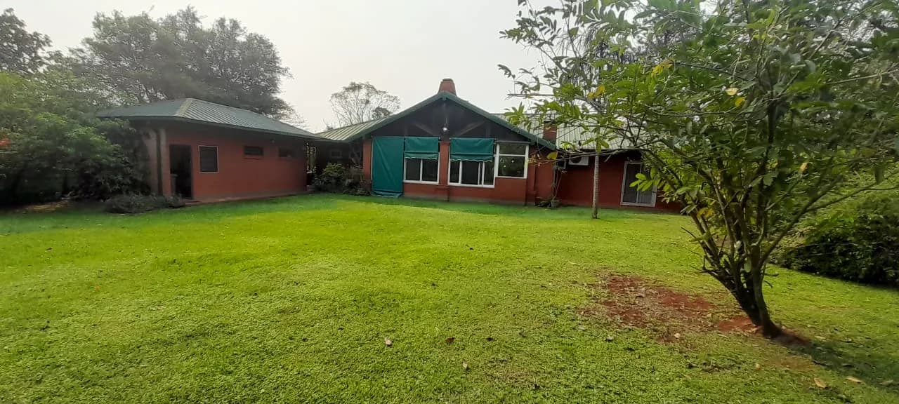 Casa residencial de categoría con amplio parque y piscina en Barrio La Eugenia, Santa Inés