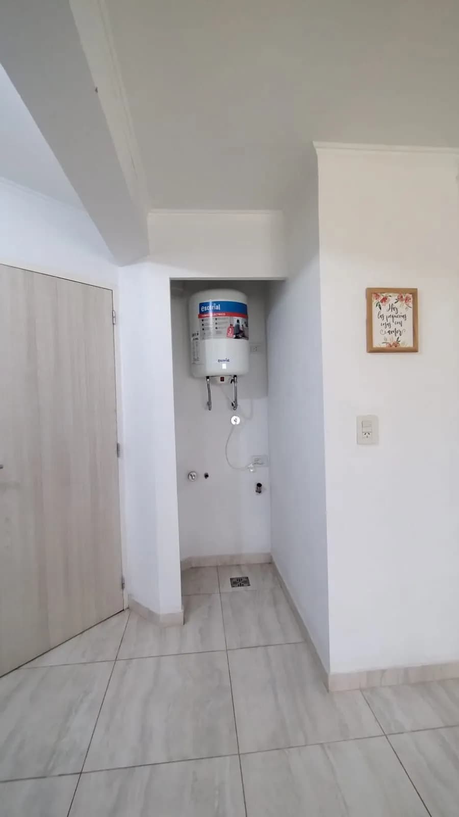 Espacio de lavadero con termotanque