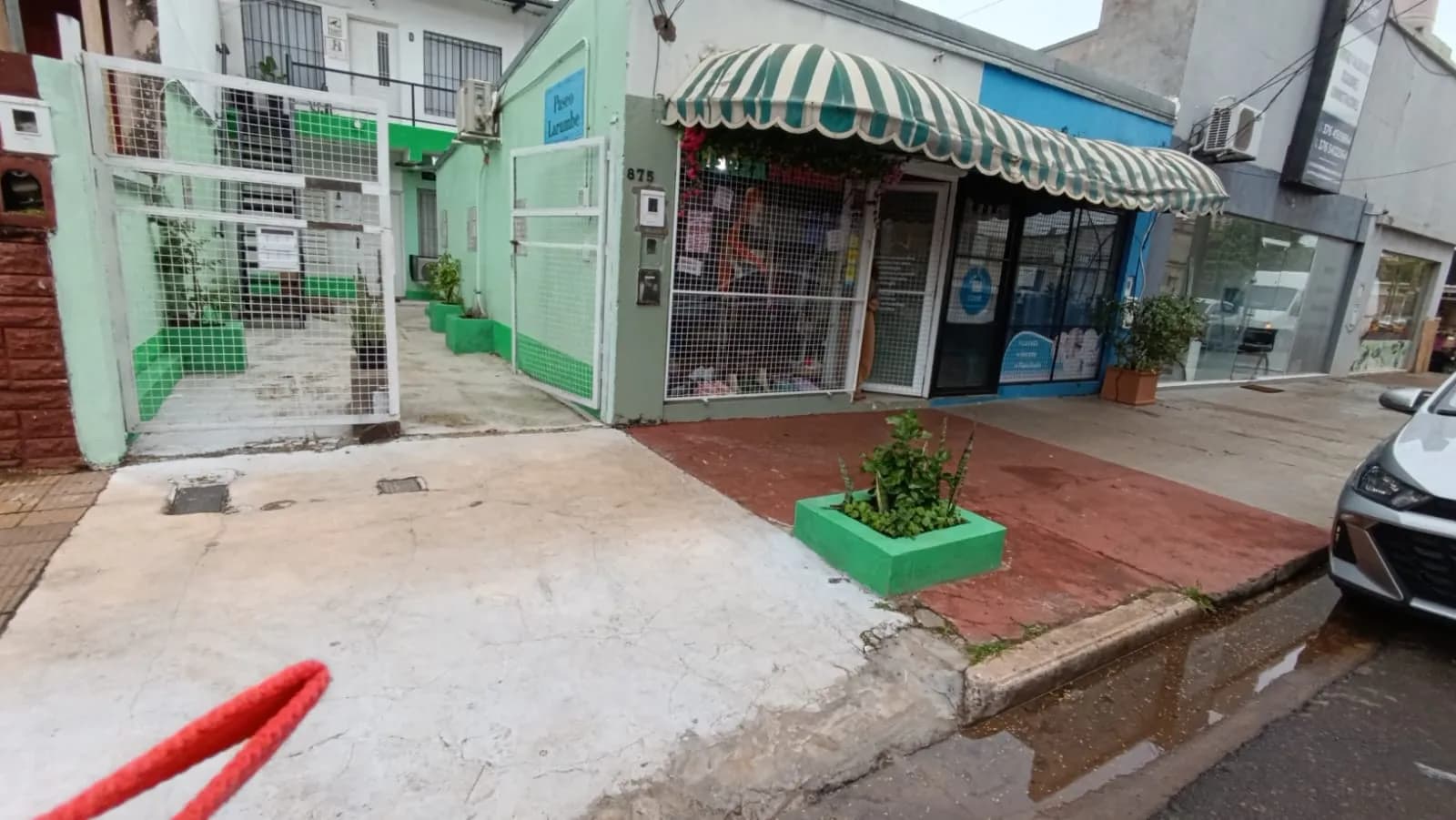 Fachada exterior de local comercial