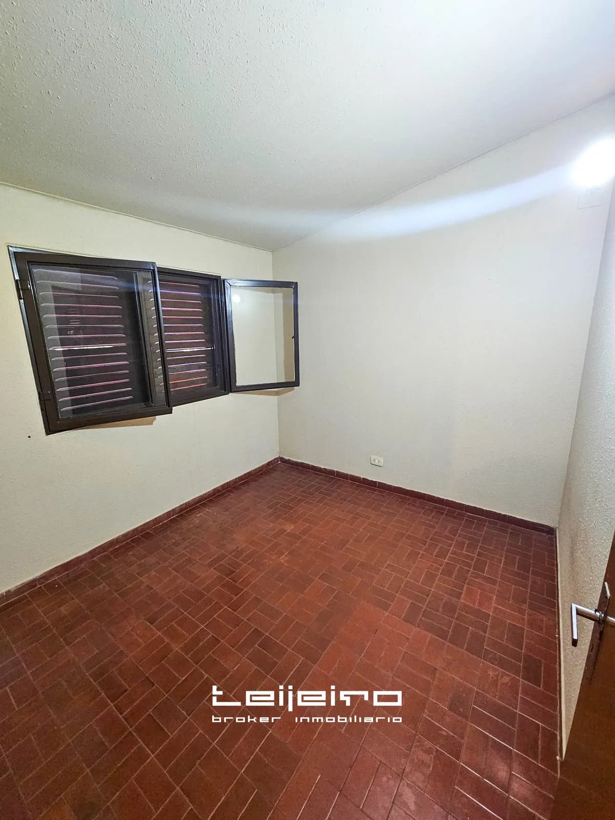 Habitación vacía con piso cerámico