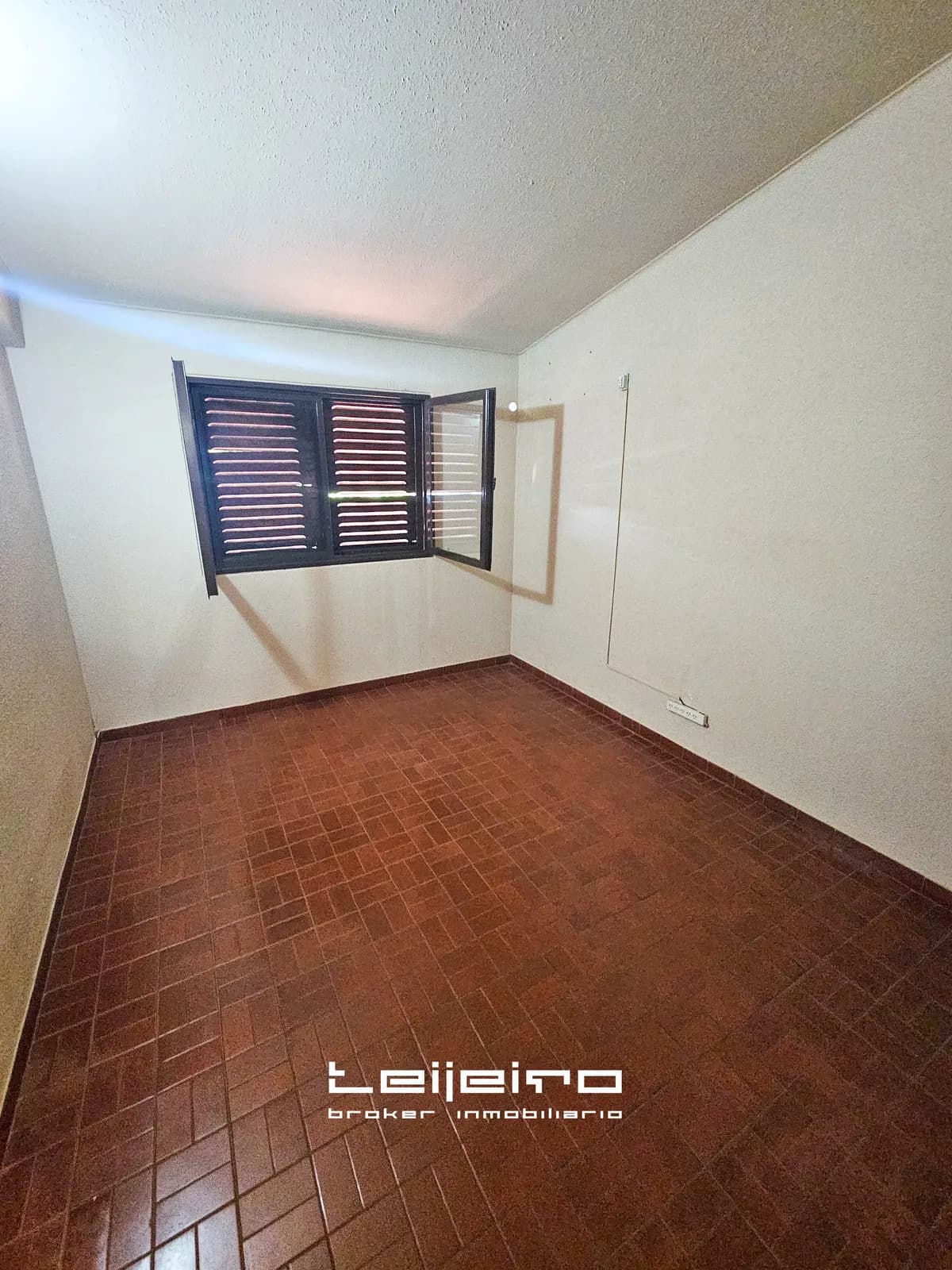 Habitación vacía con piso cerámico
