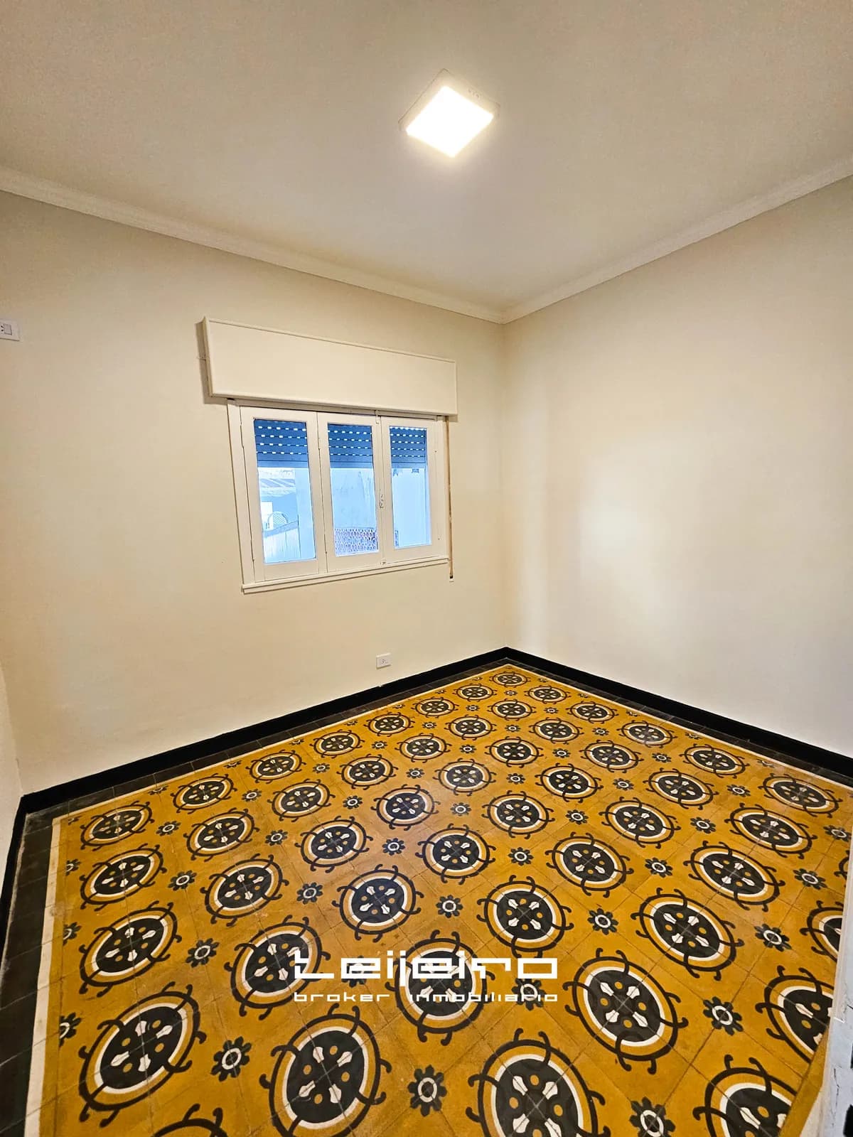 Habitación vacía con mosaico hidráulico