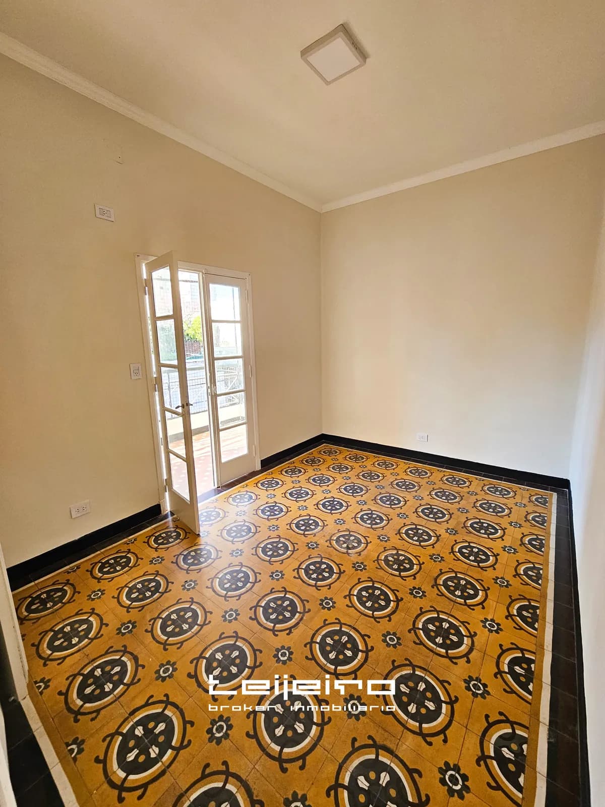 Habitación vacía con piso de mosaico