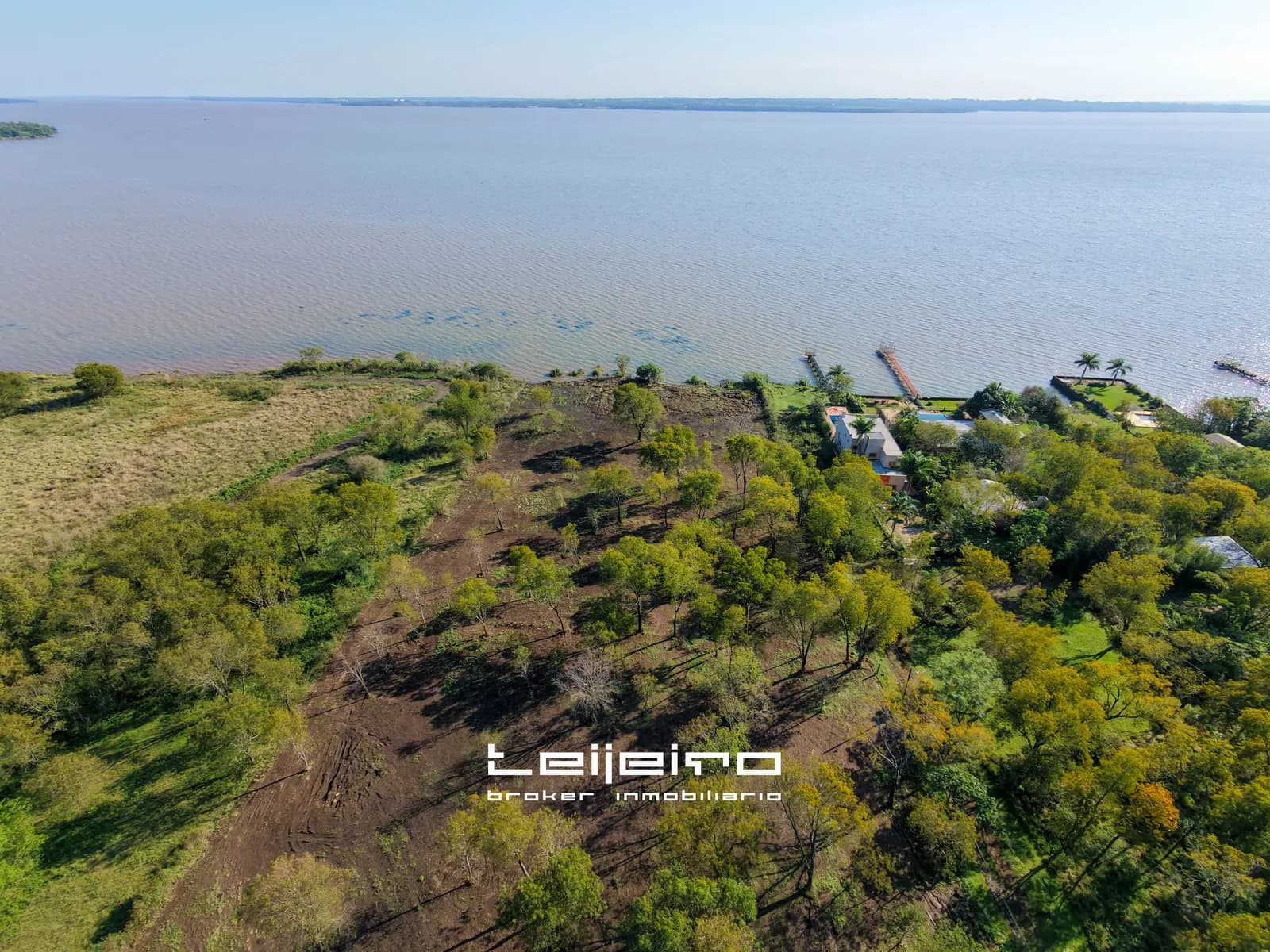 Terreno arbolado frente al río