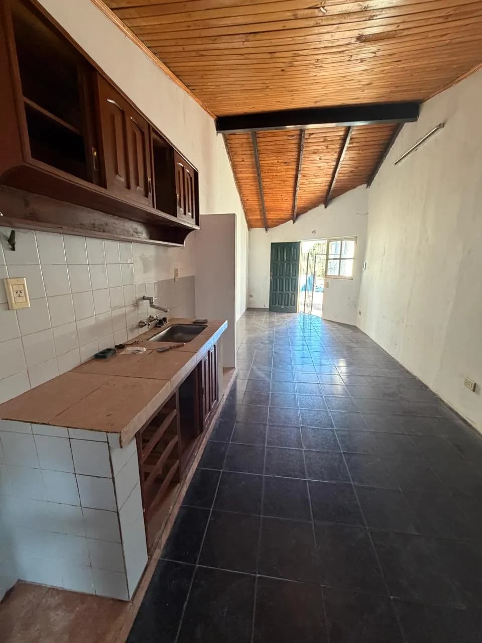 Cocina alargada con techo de madera
