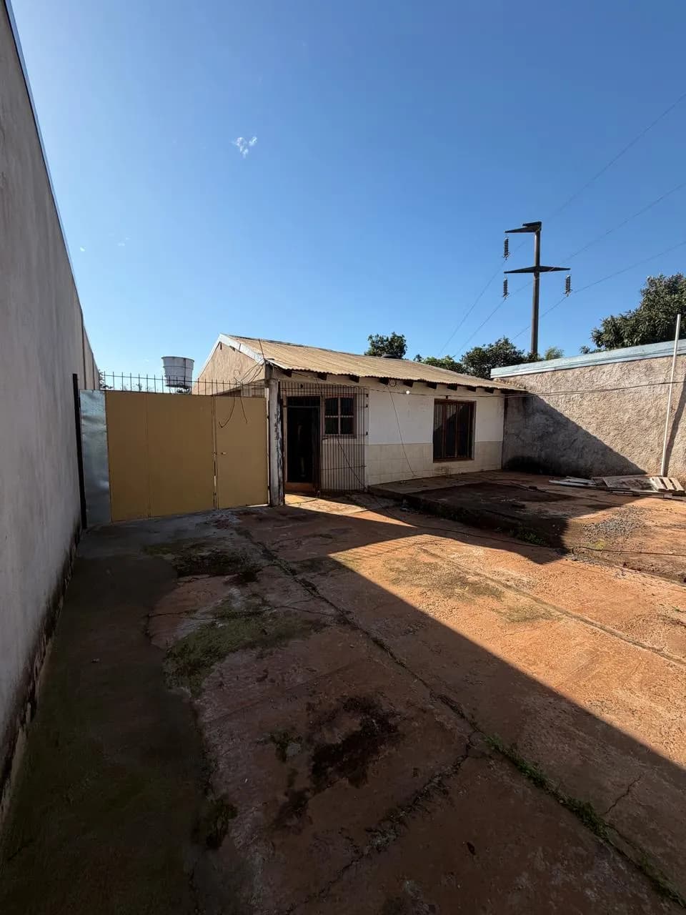 Casa sencilla con amplio patio delantero