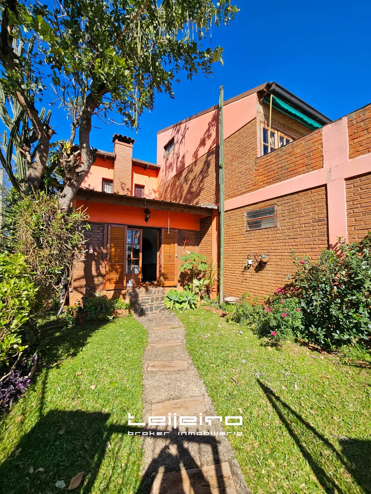 Casa de ladrillo con jardín