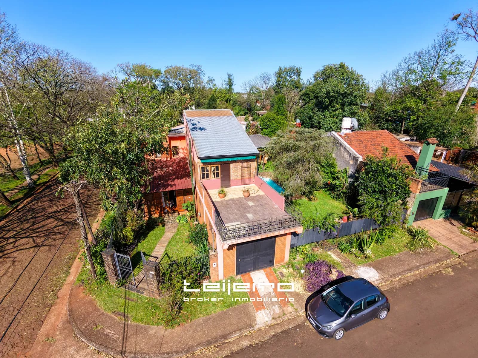 Vista aérea de casa con terraza