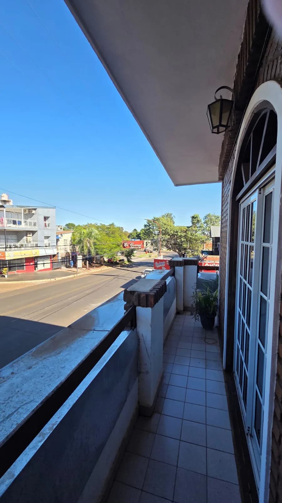 Amplio balcón con vista exterior
