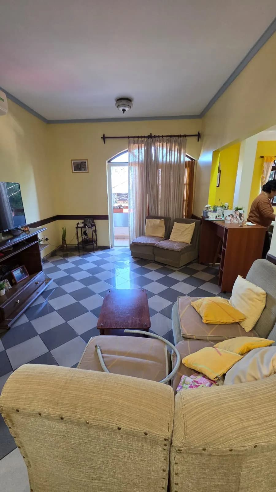 Sala de estar con piso ajedrezado