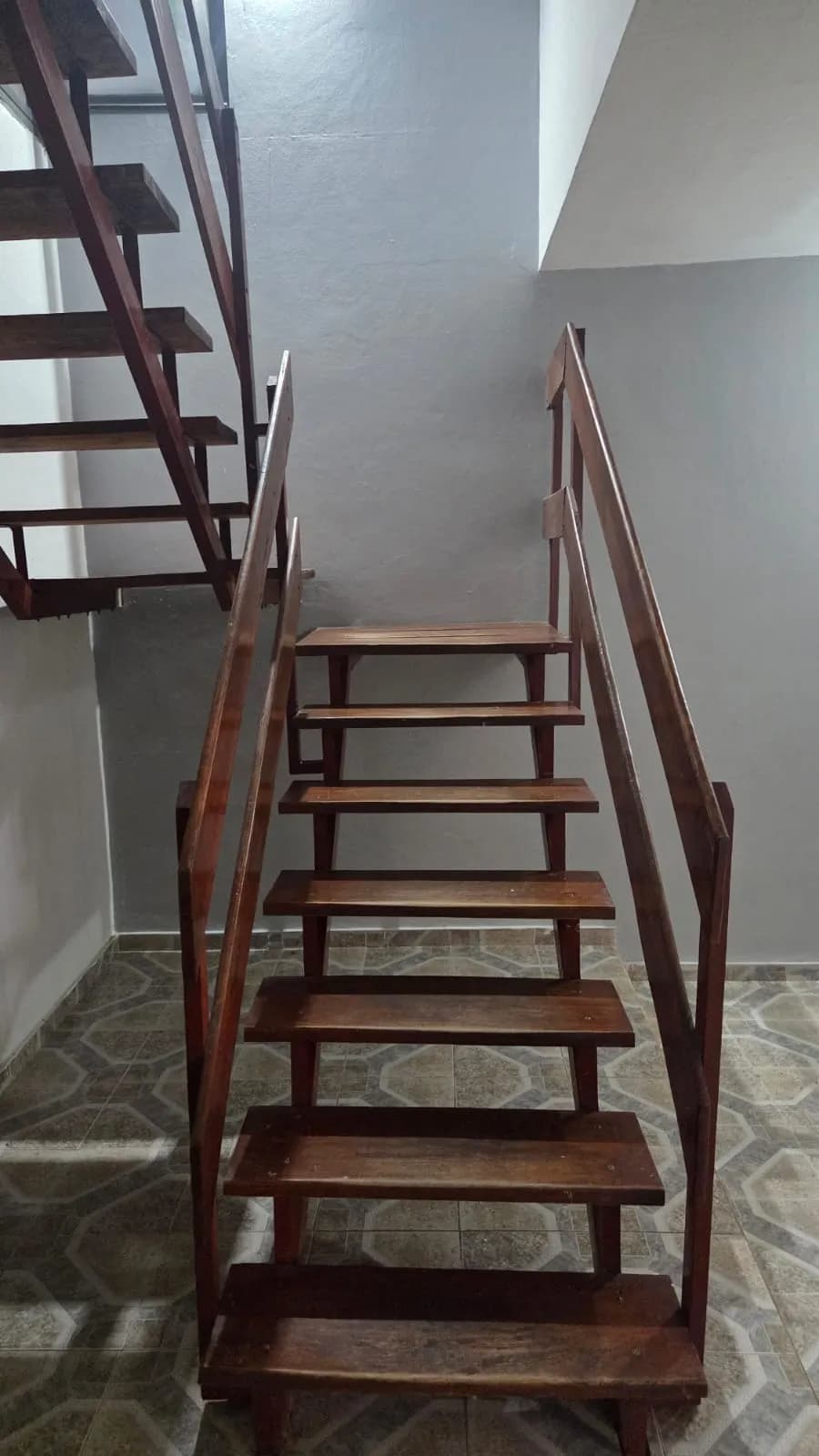 Escalera interior de madera oscura