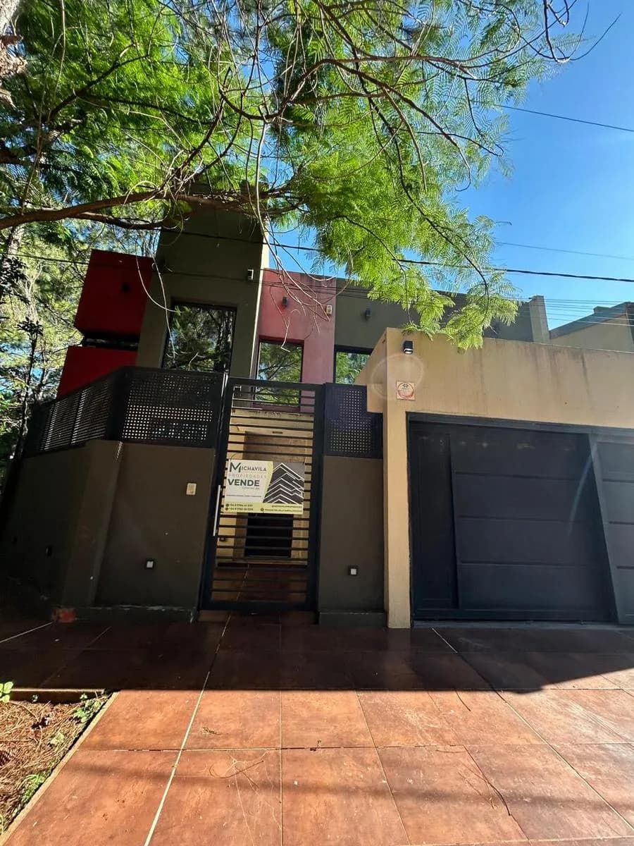 Casa en venta tres dormitorios y pileta Barrio del Lago
