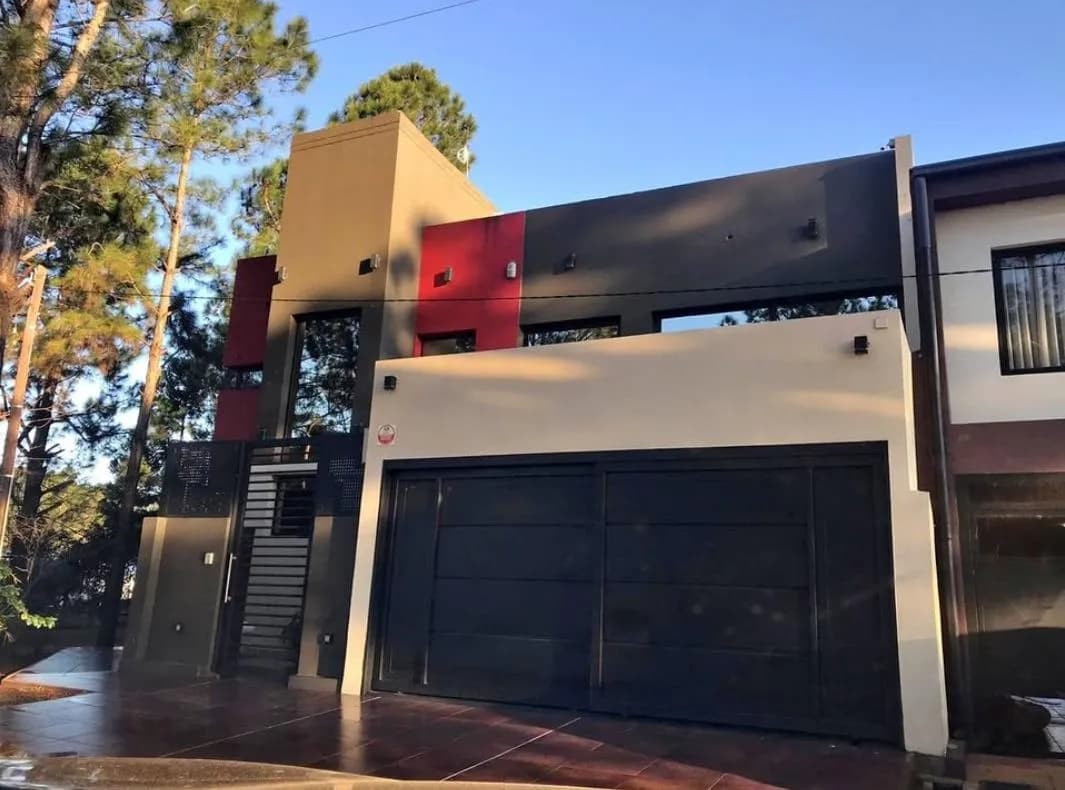 Casa en venta tres dormitorios y pileta Barrio del Lago