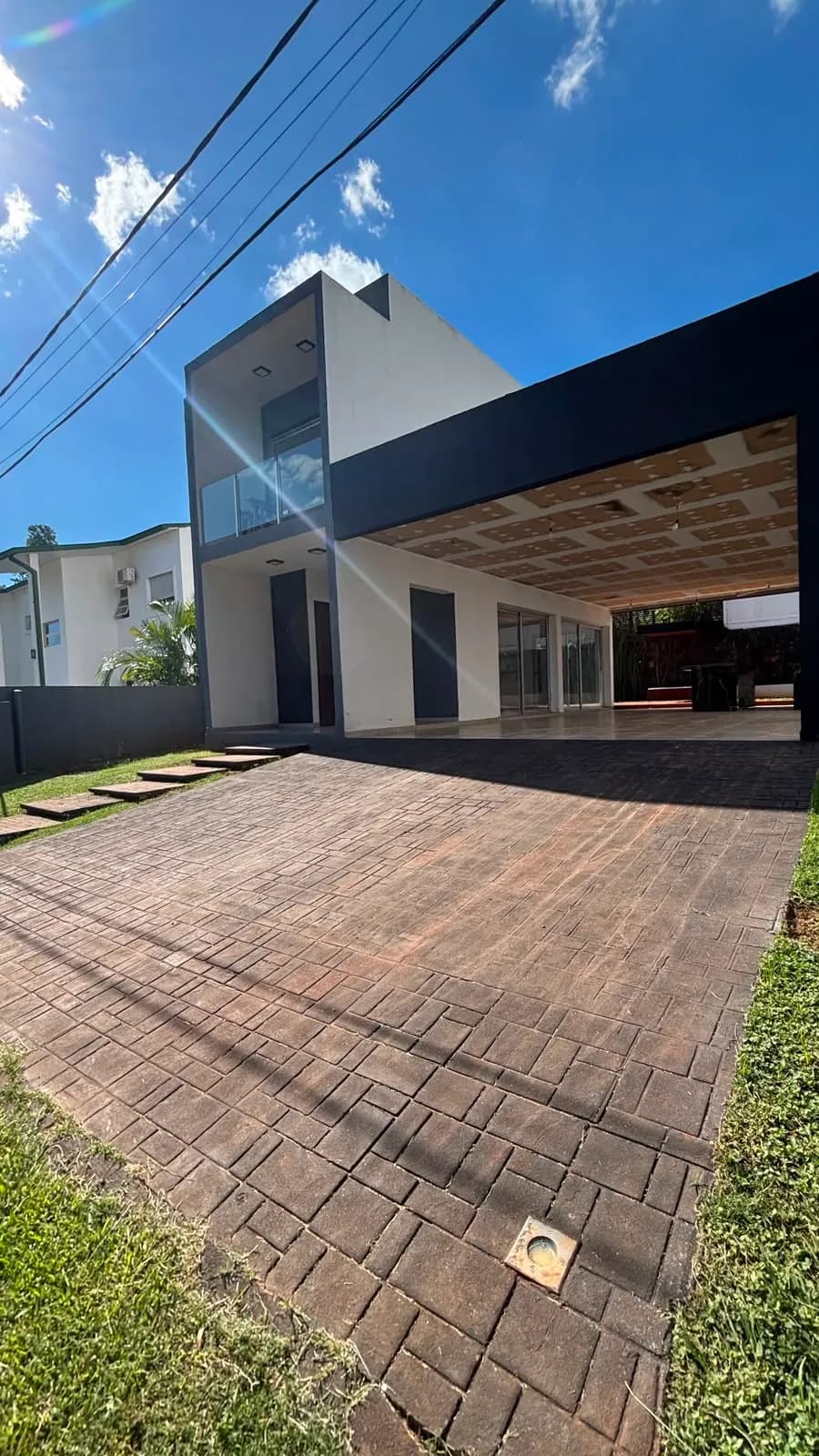 Casa moderna con amplia cochera