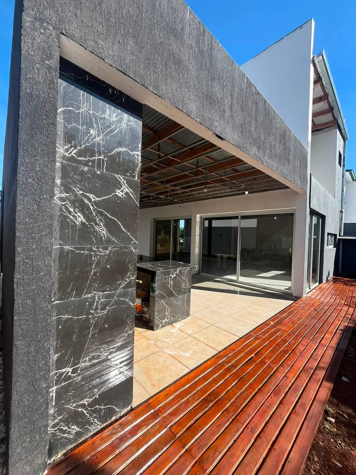 Patio moderno con deck de madera