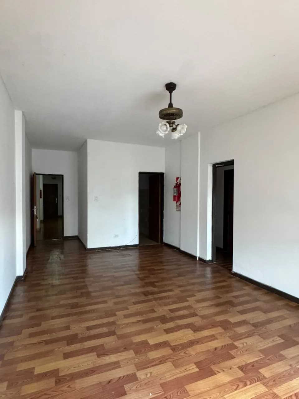 Espacio amplio con pisos de madera