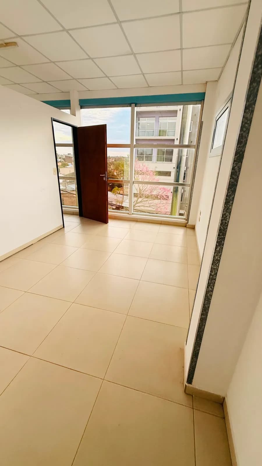 Alquila Oficina en Piso sobre Av. Sta. Catalina Zona Poder Judicial