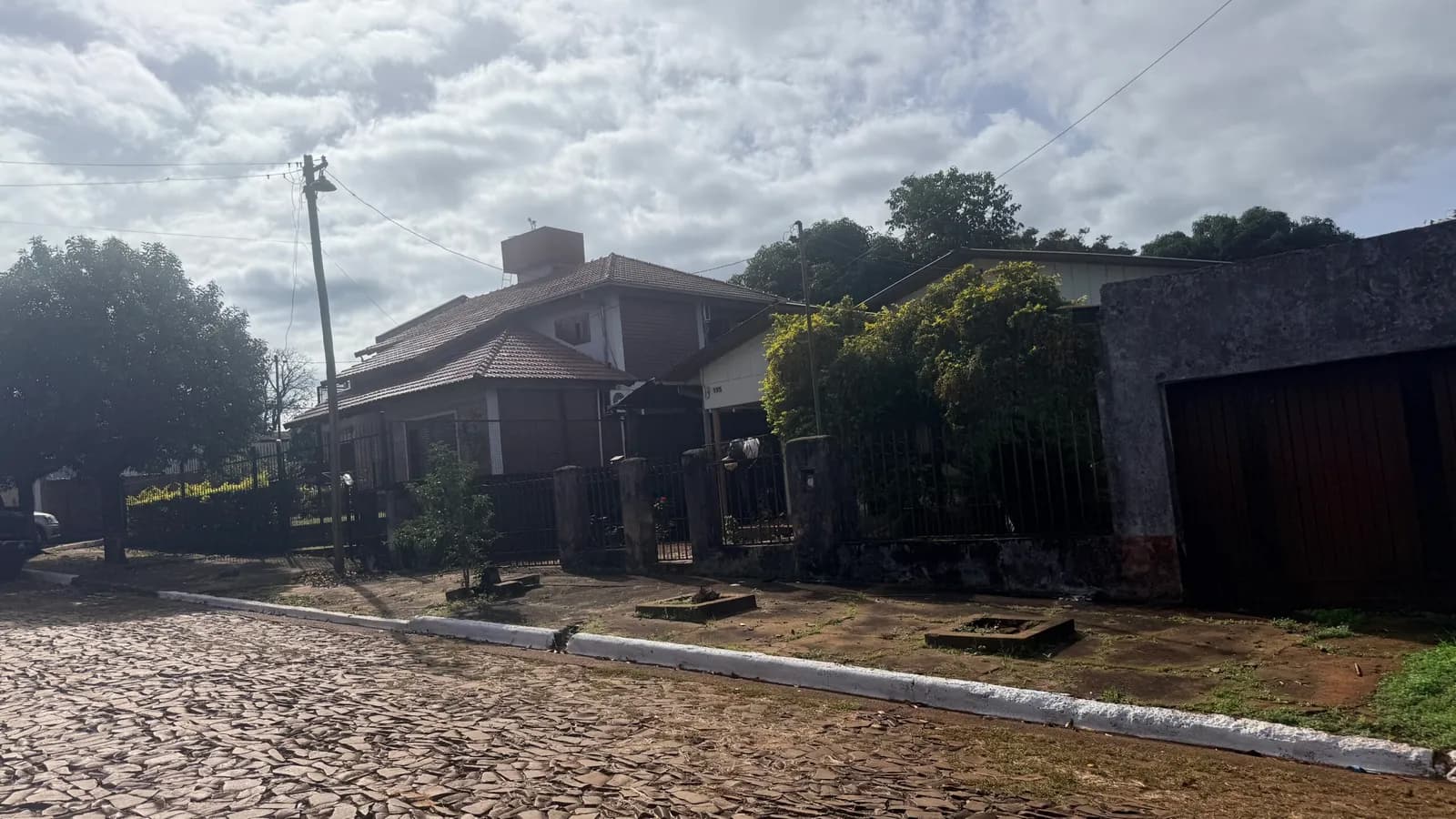 Vende Casa en Jardin America Misiones  a Metros de ruta 12 terreno de 640 m2
