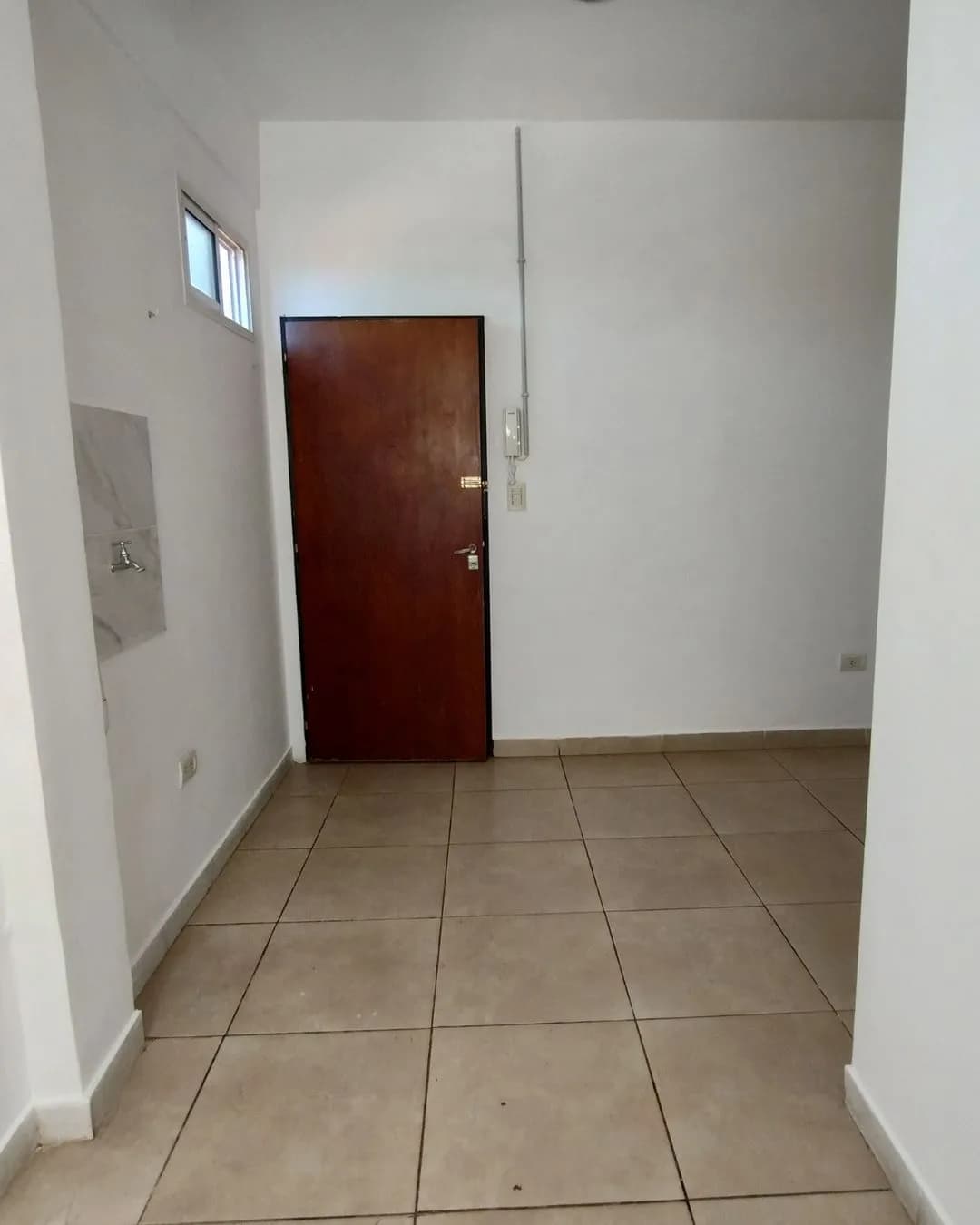 Alquila Departamento sobre Av. Roque Perez casi Av. Roca 1 Dormitorios.